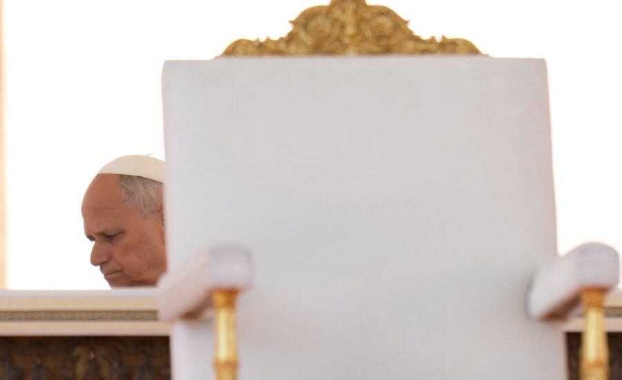 Pope meets with Chicago union leaders, urges migrant welcome as crackdown underway in hometown