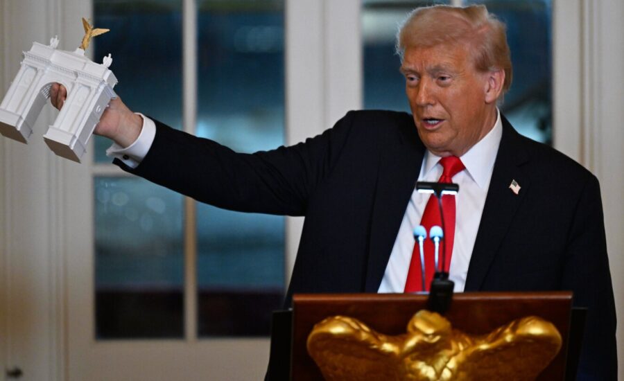 Trump hosts dinner for donors to new White House ballroom