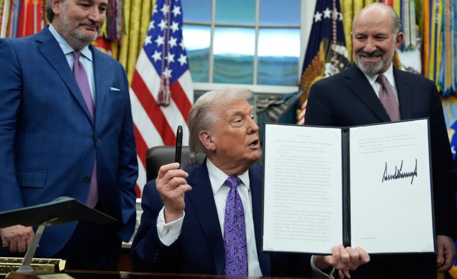 Trump signs order to block state AI regulations