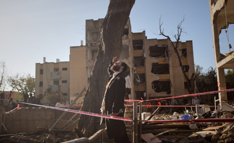 Trump threatens attacks on Iranian power plants if Tehran fails to open the Strait of Hormuz